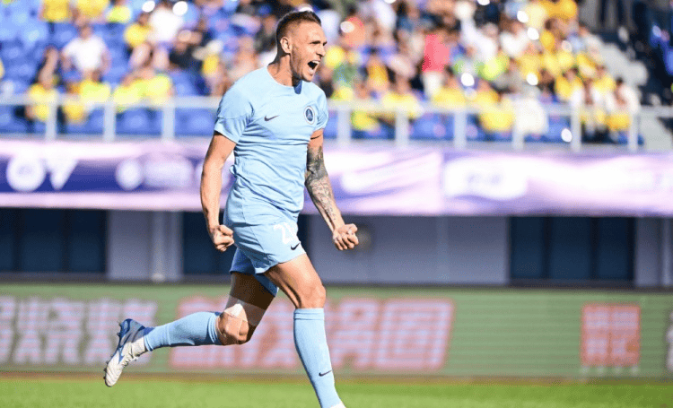 33岁欧冠级后卫愿意归化，明年就可为国足出战